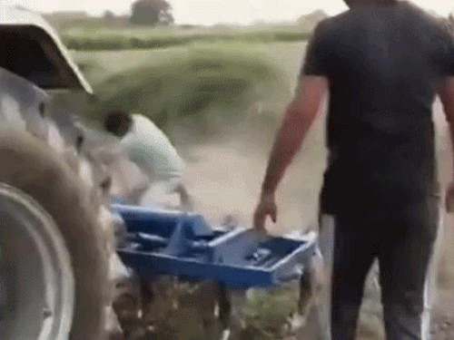 फरीदाबाद जमीनी विवाद के चलते दो पक्षों में मारपीट VIDEO:खेत जुताई के दौरान भिड़े,दोनों तरफ के लोगों को चोट, पुलिस को दी गई शिकायत