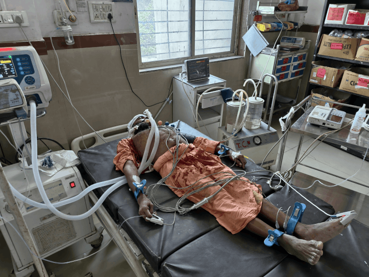 दतिया में निर्माणाधीन मकान से सटरिंग की बल्ली गिरी:मंदिर जा रहे 50 वर्षीय साधु के सिर पर गिरने से मौत