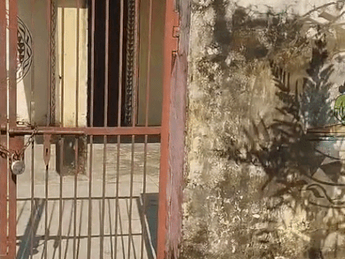 मेरठ में 200 से ज्यादा आयुष्मान आरोग्य मंदिरों पर ताले:लखनऊ में हड़ताल पर बैठे सीएचओ, लगभग 4000 मरीज रोजाना भटक रहे