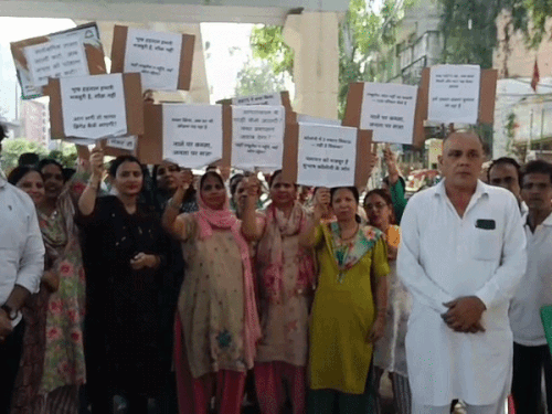 मेरठ में रास्ते की मांग को लेकर भूख हड़ताल:RRTS पिलर से संकरा हुआ रास्ता, 100 परिवार परेशान