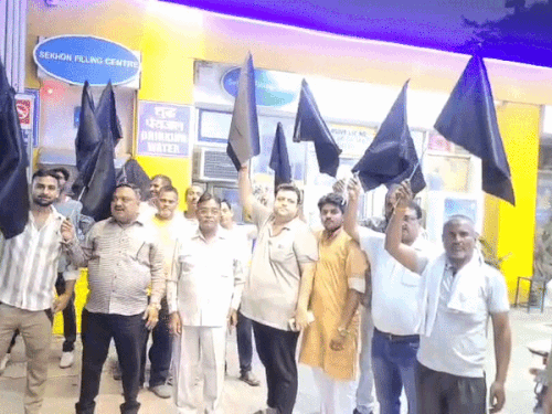 मेरठ के ट्रांसपोर्ट नगर में व्यापारियों ने लगाए काले झंडे:16,726 भवनों की सूची को लेकर संयुक्त व्यापार संघ के आहवान पर किया मेडा का विरोध