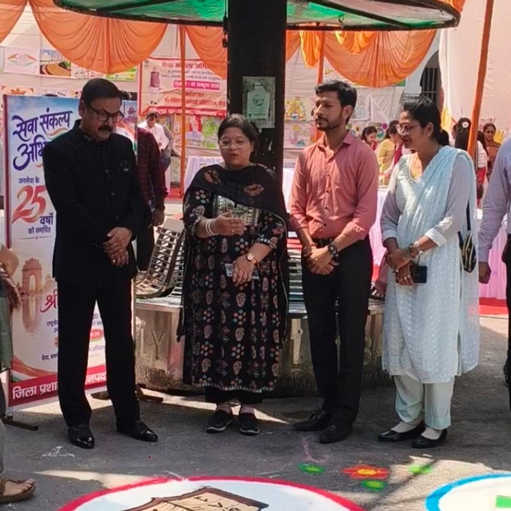 कलेक्ट्रेट में मनाई गांधी जयंती:बच्चों ने पोस्टर के जरिए गांधी जी के विचारों, स्वच्छता और आत्मनिर्भरता का संदेश दिया