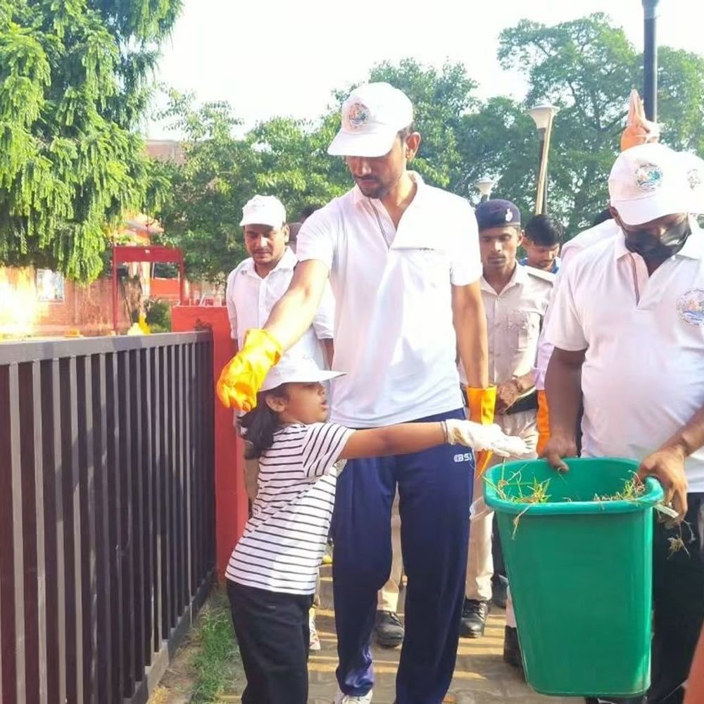 सीवान में DM ने सफाई वाहनों को दिखाई हरी झंडी:गांधी जयंती पर खुद किया श्रमदान; 2 पोखरों के आसपास चला सफाई अभियान