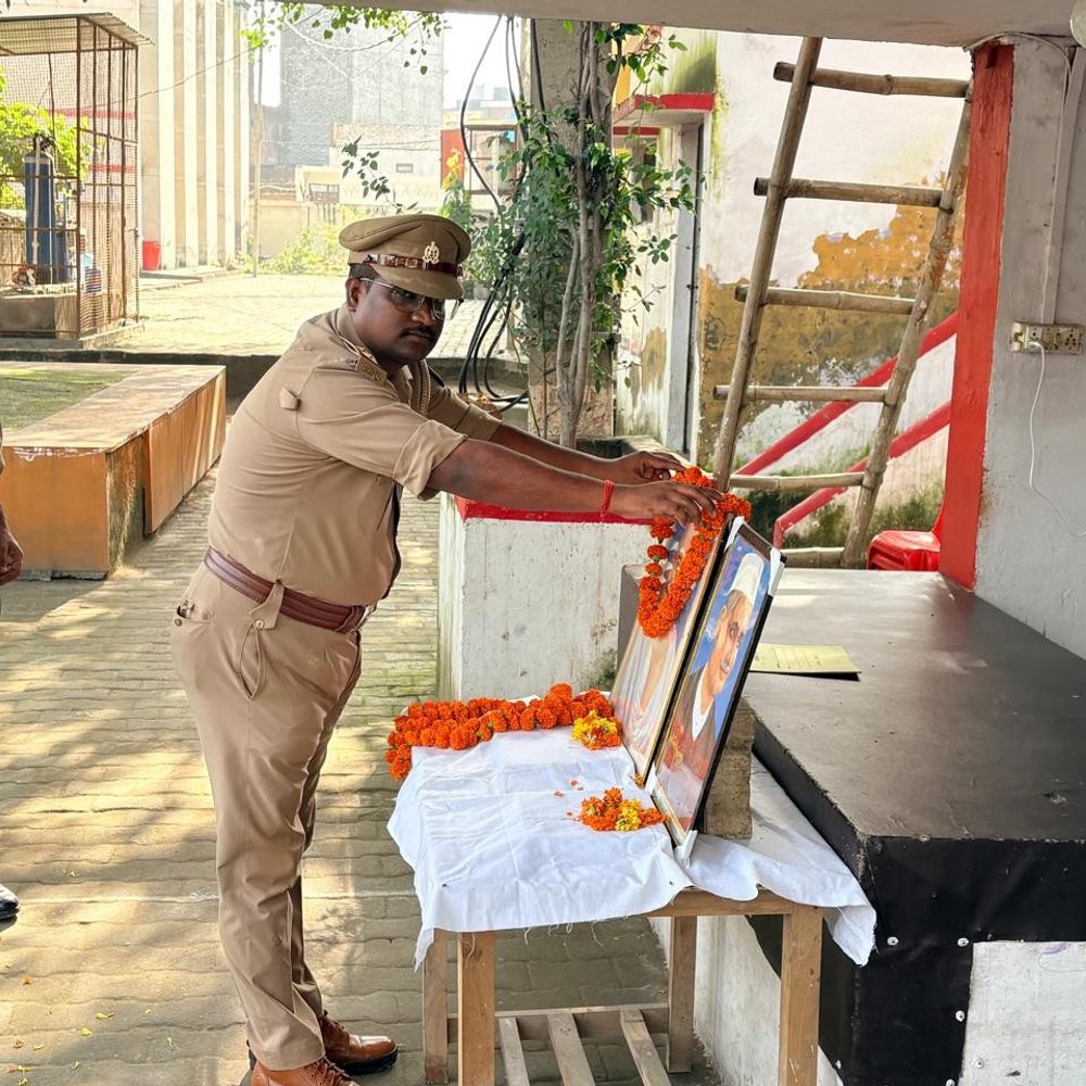 गांधी-शास्त्री जयंती पर पुलिस अधिकारियों ने किया माल्यार्पण:सत्य-अहिंसा और कर्तव्यनिष्ठा की शपथ दिलाई, कई कार्यक्रम हुए