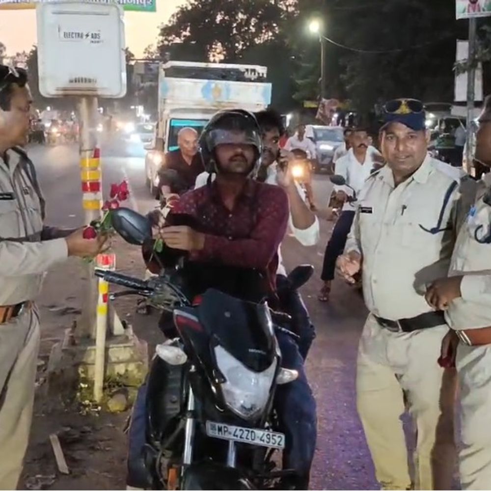 ट्रैफिक पुलिस ने हेलमेट पहनने वालों को दिया गुलाब:शाजापुर में 10 दिवसीय जागरूकता अभियान; बिना हेलमेट वालों को समझाइश