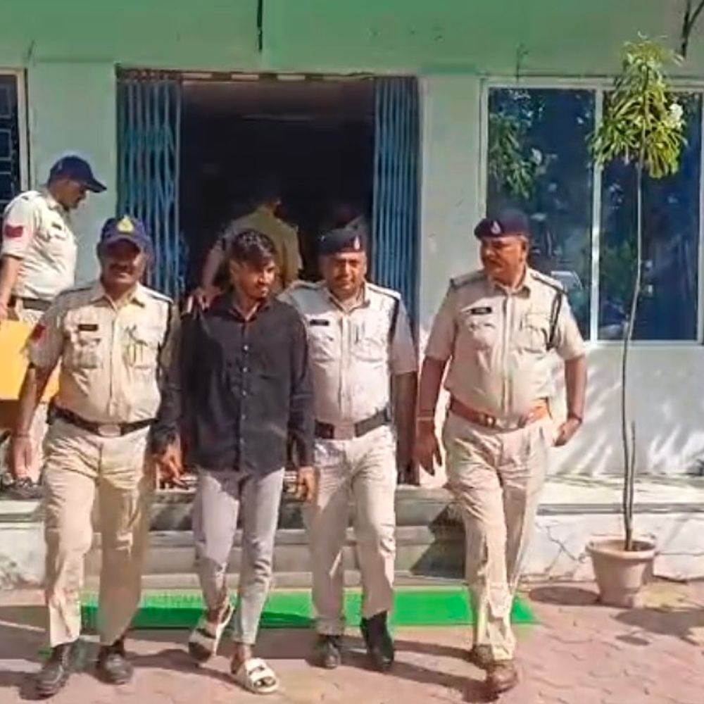 सोलर पैनल लगाने आया किशोर निकला चोर:धार में अलमारी से 4.38 लाख रुपए चुराए; साथी भी गिरफ्तार