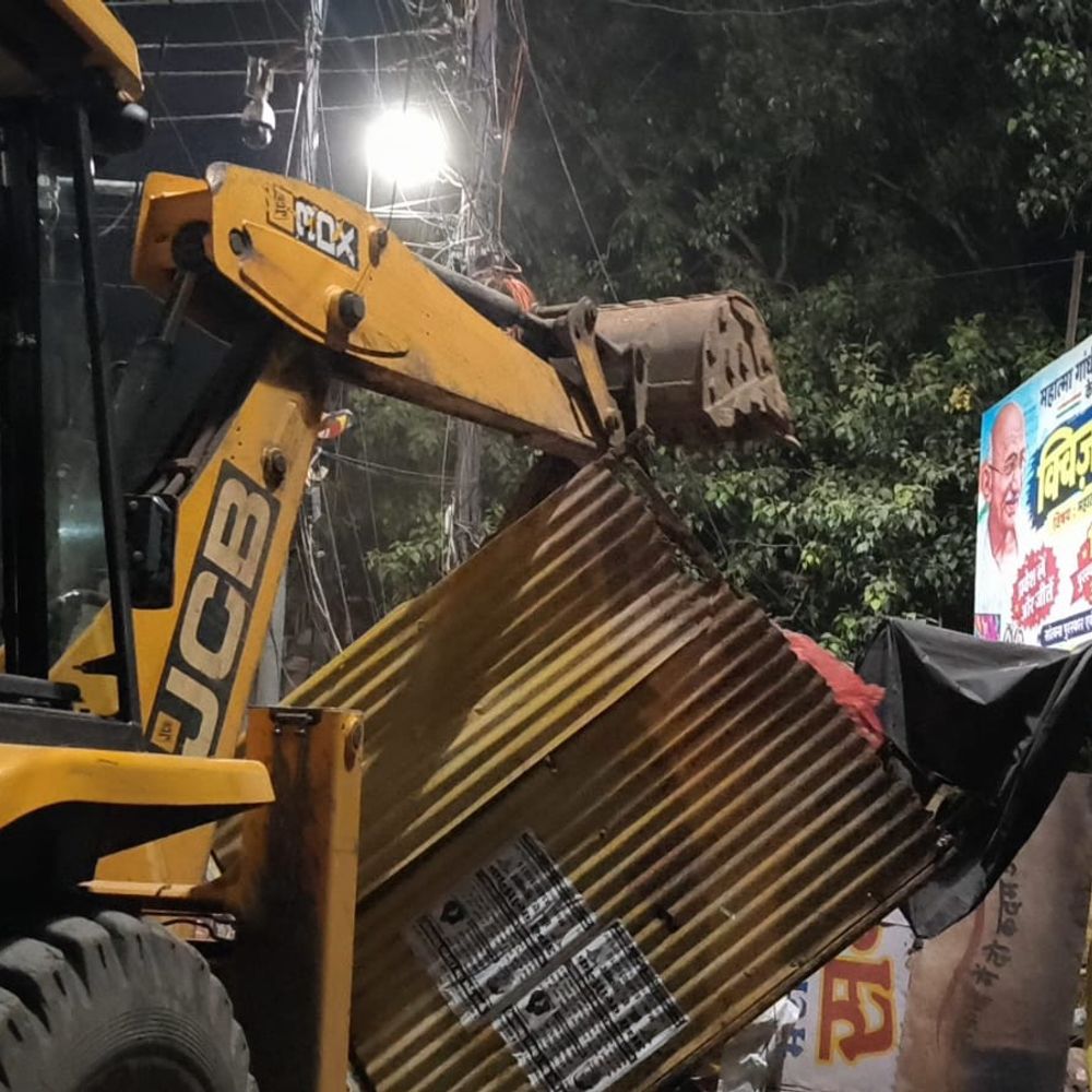 मैहर में अतिक्रमण पर चला प्रशासन का बुलडोजर:पूर्व दरवाजा-मछली बाजार से हटाए टपरे और दुकानें; दोबारा नहीं लगाने की हिदायत