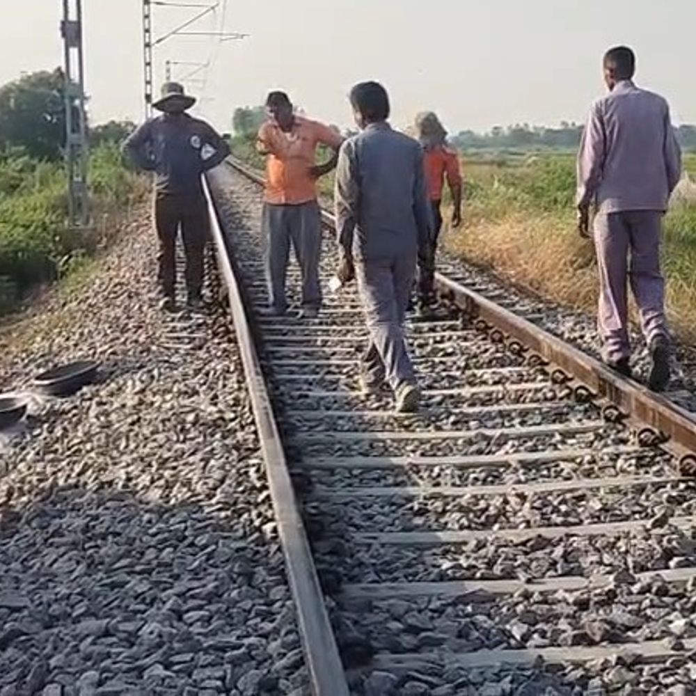 उन्नाव में पानी के रिसाव से रेलवे अंडरपास बंद:राहगीरों की बढ़ी परेशानी, सुरक्षा के लिए रास्ता बंद