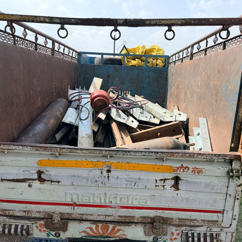 बैढ़न पुलिस ने 52.90 क्विंटल अवैध कबाड़ पकड़ा:एक आरोपी गिरफ्तार, चालक फरार; 4.50 लाख का माल-पिकअप जब्त