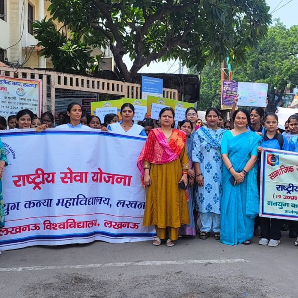 नवयुग कन्या महाविद्यालय में गांधी-शास्त्री जयंती मनाई गई:छात्राओं ने रैली निकालकर स्वच्छता और नशामुक्ति का संदेश दिया, श्रमदान का संकल्प लिया