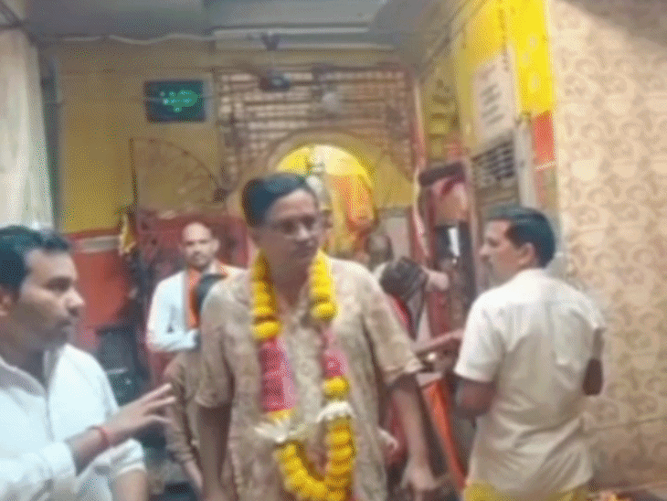 'द मणिपुर डायरीज' के डायरेक्टर पहुंचे दतिया:सनोज मिश्रा ने मां पीतांबरा पीठ में टेका माथा, वनखंडेश्वर के भी किए दर्शन; रिलीज का इंतजार