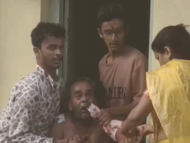 पुश्तैनी मकान के विवाद में ग्राइंडर से अधेड़ पर हमला:सतना में आधा हाथ कटा; पत्नी और दो बेटों पर मारपीट का आरोप