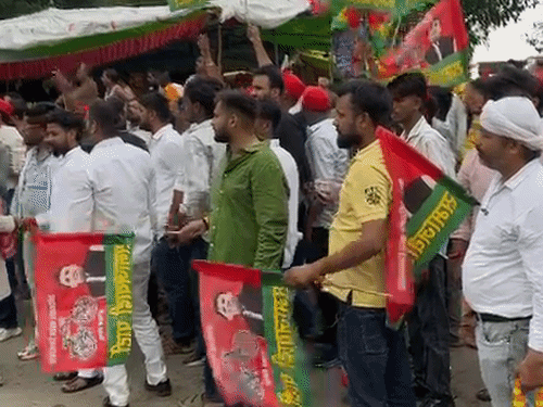 सपा प्रत्याशी कमलेश यादव का नामांकन कार्यक्रम स्थगित:शनिवार को थी तैयारी; लखनऊ बुलाए गए