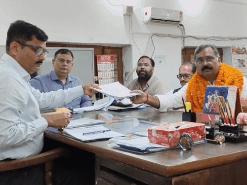 भाजपा से निराश संजयन ने निर्दल ताल ठोंकी:MLC चुनाव में CBSE, CISCE स्कूलों को आधार बनाया; अपनी कार से उतारा BJP का झंडा