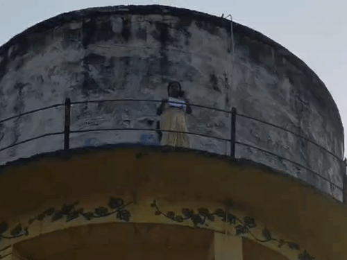इलाहाबाद हाईकोर्ट के पास पानी की टंकी पर चढ़ी महिला:जमीन विवाद को लेकर जताया विरोध, ऊपर से पत्र फेंककर रखी अपनी मांग