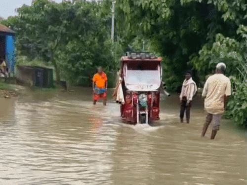 बलिया में गंगा-सरयू नदी खतरे के निशान से ऊपर:तटवर्ती गांवों में घुसा बाढ़ का पानी, रास्तों पर पानी आने से नाव बनी सहारा