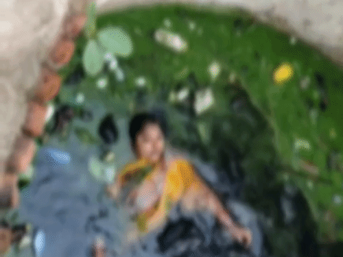 हमीरपुर के राठ में महिला कुएं में कूदी:3 घंटे तक उतराती रही, बोली- मुझे यहीं रहने दो; पुलिस-फायर ब्रिगेड ने रेस्क्यू किया