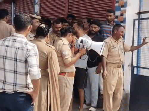 बस्ती में मोबाइल टावर पर चढ़ी महिला:घंटों सबसे ऊपर बैठी, नीचे उतारने में जुटी पुलिस