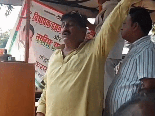 पूर्व BJP विधायक ने सपा MLA का बैनर हटवाया:रघुनंदन भदौरिया बोले- सरकारी वाहन में क्यो लगाया, हसन रूमी ने कहा- ये गुंडई है