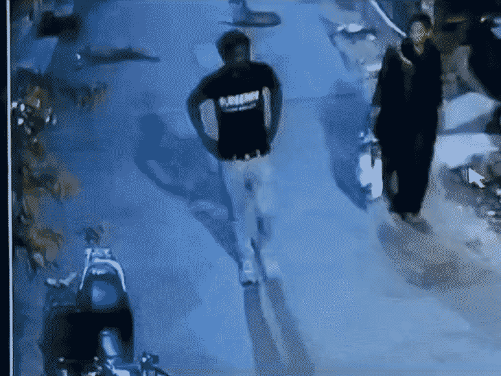 युवक-युवती ने भाजपा पार्षद की बाइक उड़ाई, VIDEO:चोर-चोरनी टहलते हुए आए, 30 सेकेंड में स्प्लेंडर स्टार्ट कर भाग गए