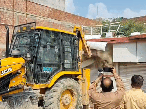 अतीक के फाइनेंसर खालिद-जफर की अवैध ज़मीन पर चला बुलडोजर:PDA की 1500 वर्गमीटर जमीन पर बनी 2 दुकानें गिराईं, विरोध के बीच कार्रवाई पूरी