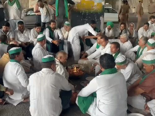 गाजीपुर बार्डर पर पुलिस की मौजूदगी में किसानों का हवन:2 अक्टूबर को क्रांति दिवस मनाते हैं किसान, 2018 में पुलिस ने बरसाई थीं लाठियां