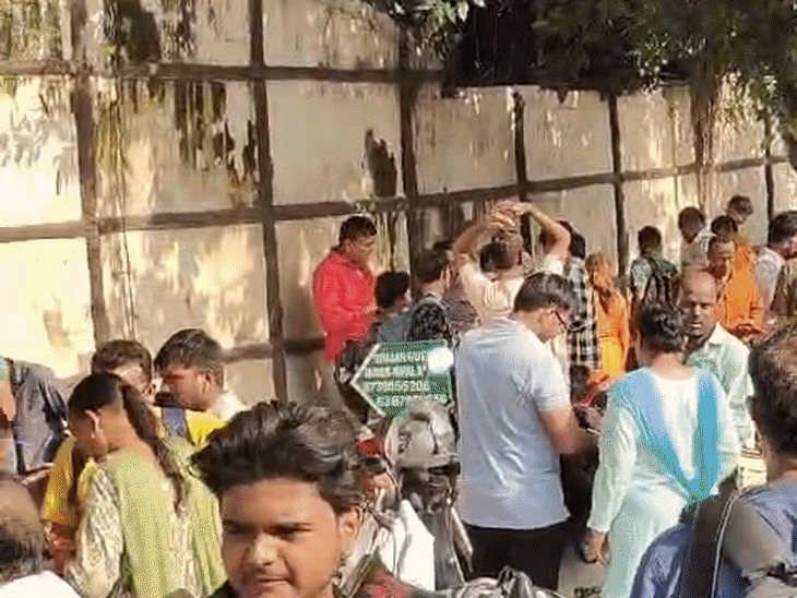 अवध कॉइन-एग्जीबिशन में ₹2 लाख की अवैध वसूली का आरोप:बिना रसीद के ₹100 एंट्री फीस लगाई, लोगों से बात करने पर भास्कर रिपोर्टर से गार्ड ने अभद्रता की