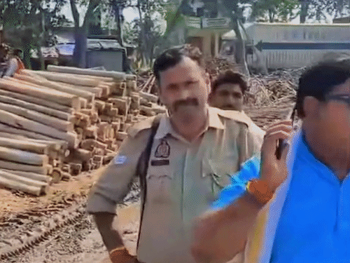 सीतापुर में लकड़ी मंडी के जाम में फंसे BJP विधायक:फोन पर SDM से बोले- तत्काल कार्रवाई करें; खड़े ट्रकों से राहगीर परेशान; वाहन सीज