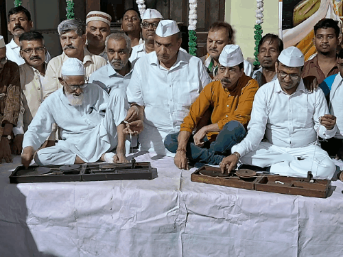 कानपुर में कांग्रेसियों ने चलाया चरखा:जिलाध्यक्ष पवन गुप्ता ने सूत काता, बोले- गांधी जी जीवन सादगी, त्याग, सेवा और राष्ट्रहित की प्रेरणा