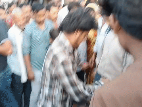 झांसी में बीच सड़क पर युवक को नंगा करके पीटा:छेड़छाड़ करने पर युवती ने शोर मचाया, लोगों ने गिराकर लात-घूसे, चप्पलें मारीं