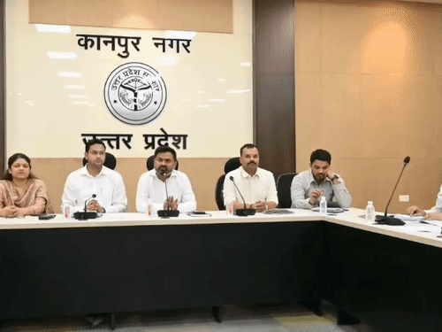 डीएम का अल्टीमेटम, दीपावली से पहले सुधारें सड़कें:स्ट्रीट लाइट और सफाई पर भी दिया जोर, अस्पताल-स्कूल जाने वाले रास्ते पहले सुधरेंगे