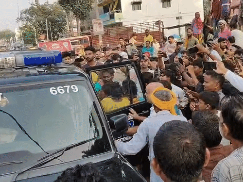 सुल्तानपुर में झोलाछाप ने किया ऑपरेशन, नवजात की मौत:परिजनों ने किया हंगामा, पुलिस की गाड़ी में आरोपी की पिटाई; बच्चेदानी निकालने का आरोप