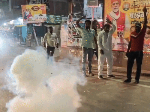 आराधना के यूपी कांग्रेस अध्यक्ष बनने पर प्रतापगढ़ में जश्न:कार्यकर्ताओं ने आतिशबाजी कर मनाई खुशी, इंदिरा गांधी चौक पर प्रतिमा पर माल्यार्पण