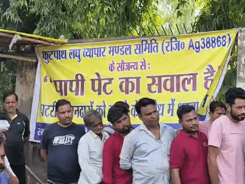 सड़कें चमकाने की कार्रवाई पर रेहड़ी-पटरी वालों का विरोध:250 लोग गांधी अस्पताल के बाहर धरने पर बैठे, बोले- रोजगार मत उजाड़ो, पापी पेट का सवाल