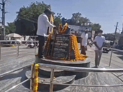 कांग्रेस नेता ने तीन बंदरों के साथ निकाला पैदल मार्च:बोले-तीन महीने से चिल्ला रहा हूं, डोटासरा को कुछ दिखाई और सुनाई नहीं दे रहा