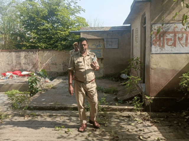 घर से पेंशन-लेने निकले बुजुर्ग का खेत में मिला शव:परिजनों ने हत्या की आशंका जताई; चिकित्सा विभाग से रिटायर्ड हुए थे