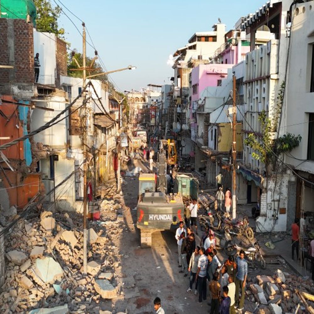 महाकाल घाटी मार्ग:दूसरे दिन अपने निर्माण लोगों ने खुद हटाए, 2 दिन में कार्रवाई पूरी होने की उम्मीद