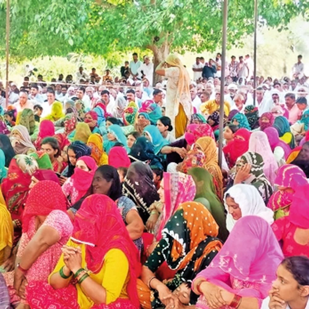 डैम के लिए भूमि अधिग्रहण के विरोध में धरना जारी