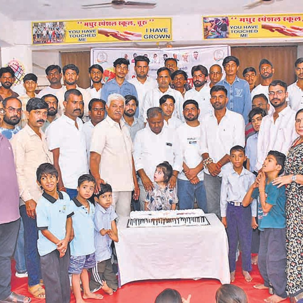 विभिन्न सेवा कार्य कर डोटासरा का जन्मदिन मनाया