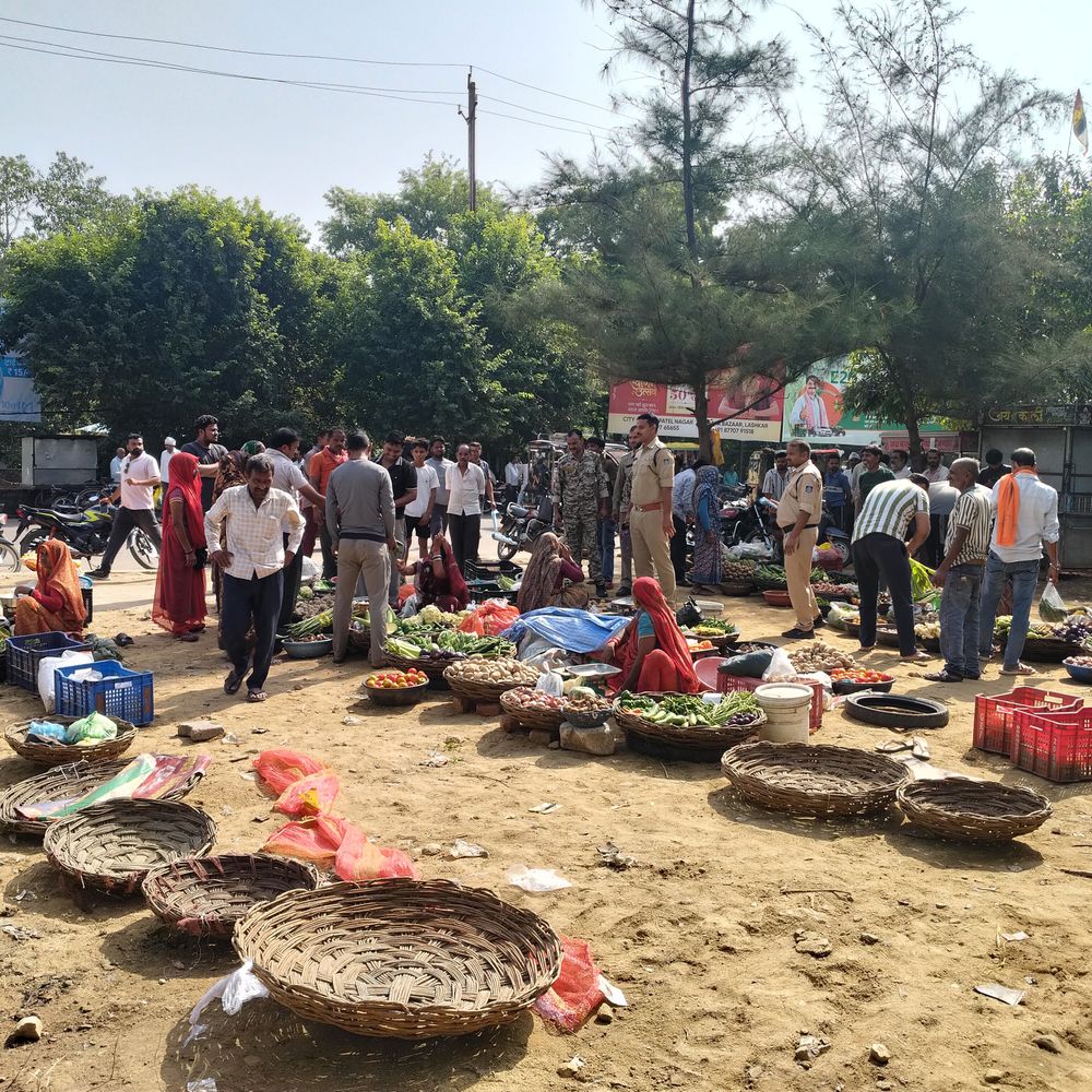 ट्रैफिक पुलिस ने गुमटियां हटाकर साफ कराई जमीन ठेले वाले पहुंचे तो नपाध्यक्ष पुत्र बोले- पार्क बनाएंगे