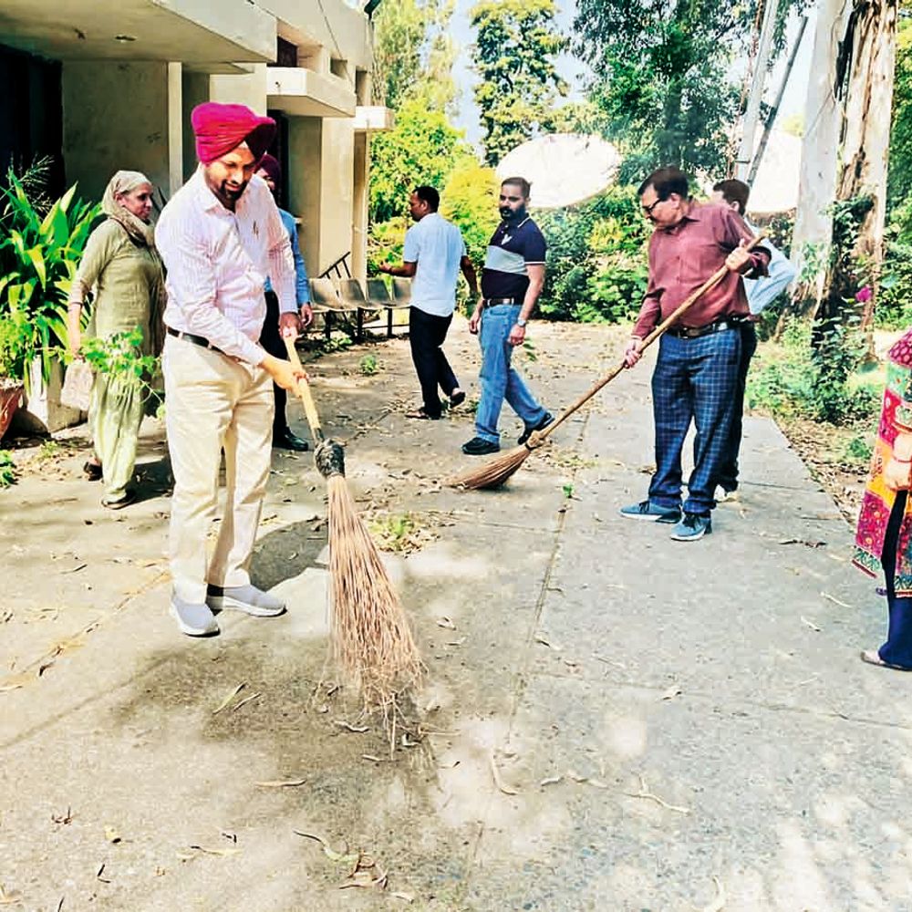 स्वच्छता ही सेवा मुहिम, पीआईबी और सीबीसी क​र्मियों ने की सफाई