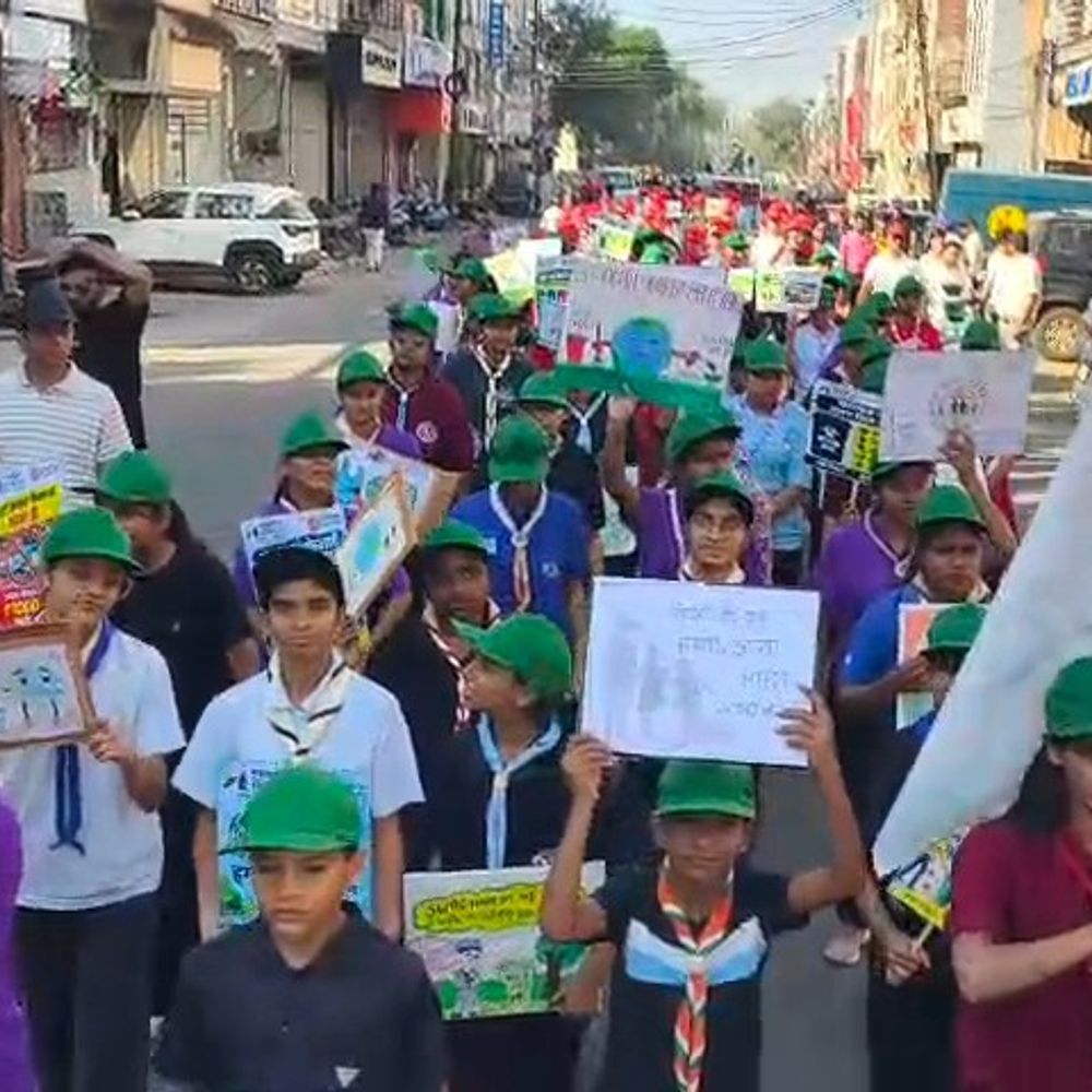 रतलाम में गांधी जयंती पर निकली रैली:स्वच्छता का दिया संदेश; आसपास के वातावरण को स्वच्छ बनाने की DRM ने दिलाई शपथ