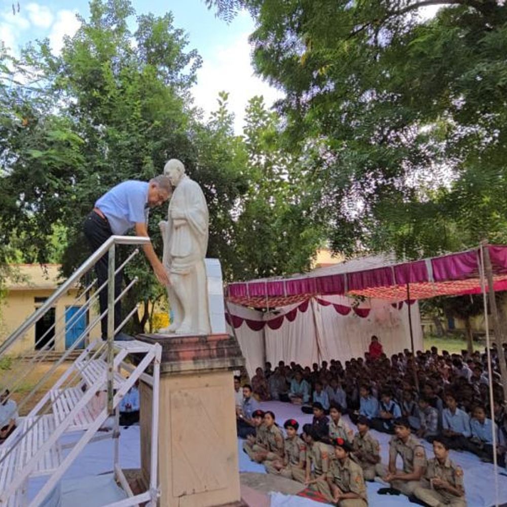बापू को नमन, शास्त्री को किया याद:रामधुन के बीच सत्य-अहिंसा का लिया संकल्प