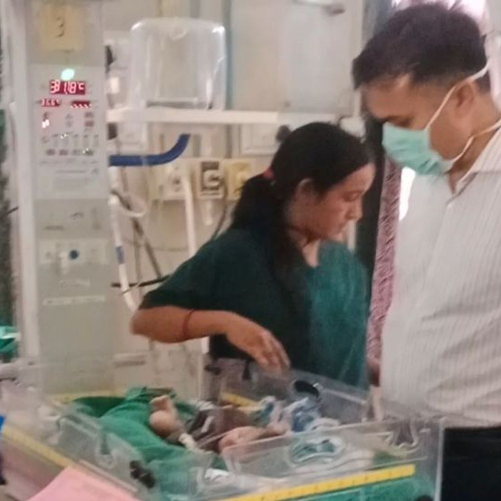 झाड़ियों और कचरे के ढेर में मिली नवजात बच्ची:रोने की आवाज सुनकर लोगों ने बचाया, चूरू के एफबीएनसी वार्ड में भर्ती