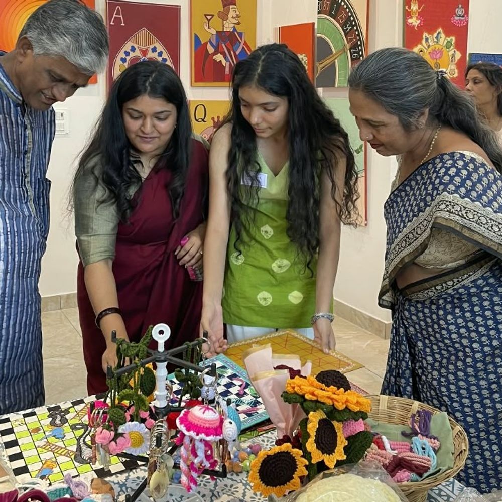 मंडला आर्ट गैलरी में ‘नवकृति-5’ एग्जीबिशन की शुरुआत:आठ थीम आधारित कलेक्शन में दिखे भक्ति, नारी शक्ति, वन्यजीव संरक्षण और कर्मयोग के संदेश
