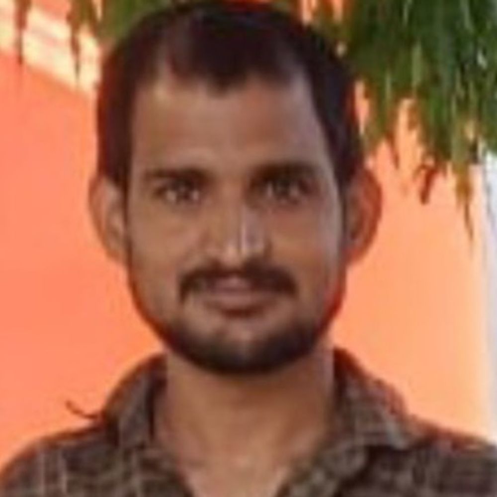 टंकी फिट करते समय छत से गिरा प्लंबर, मौत:कौशांबी में काम करते समय बिगड़ा संतुलन, जिला अस्पताल में तोड़ा दम