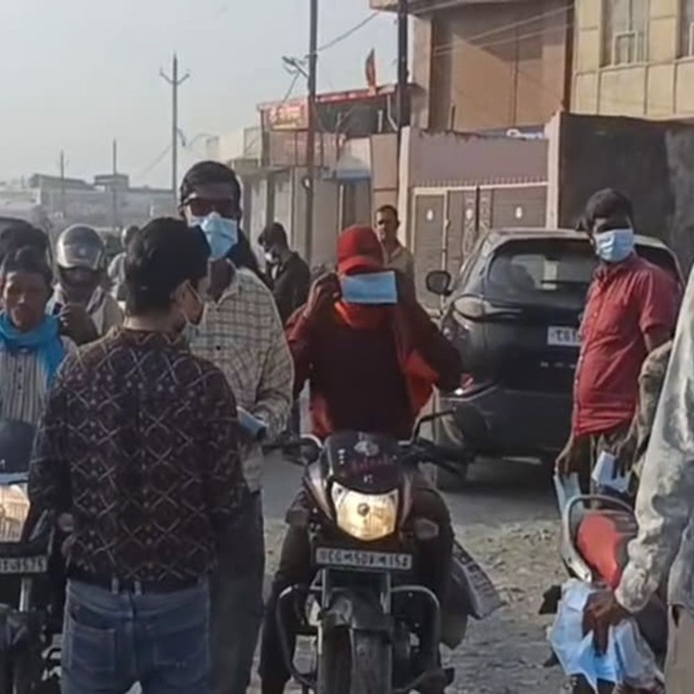 NH 43 में गड्ढों के बाद धूल से लोग परेशान:गांधी जयंती पर समाजसेवियों ने बांटा मास्क, निर्माण शुरू नहीं होने पर जताई नाराजगी
