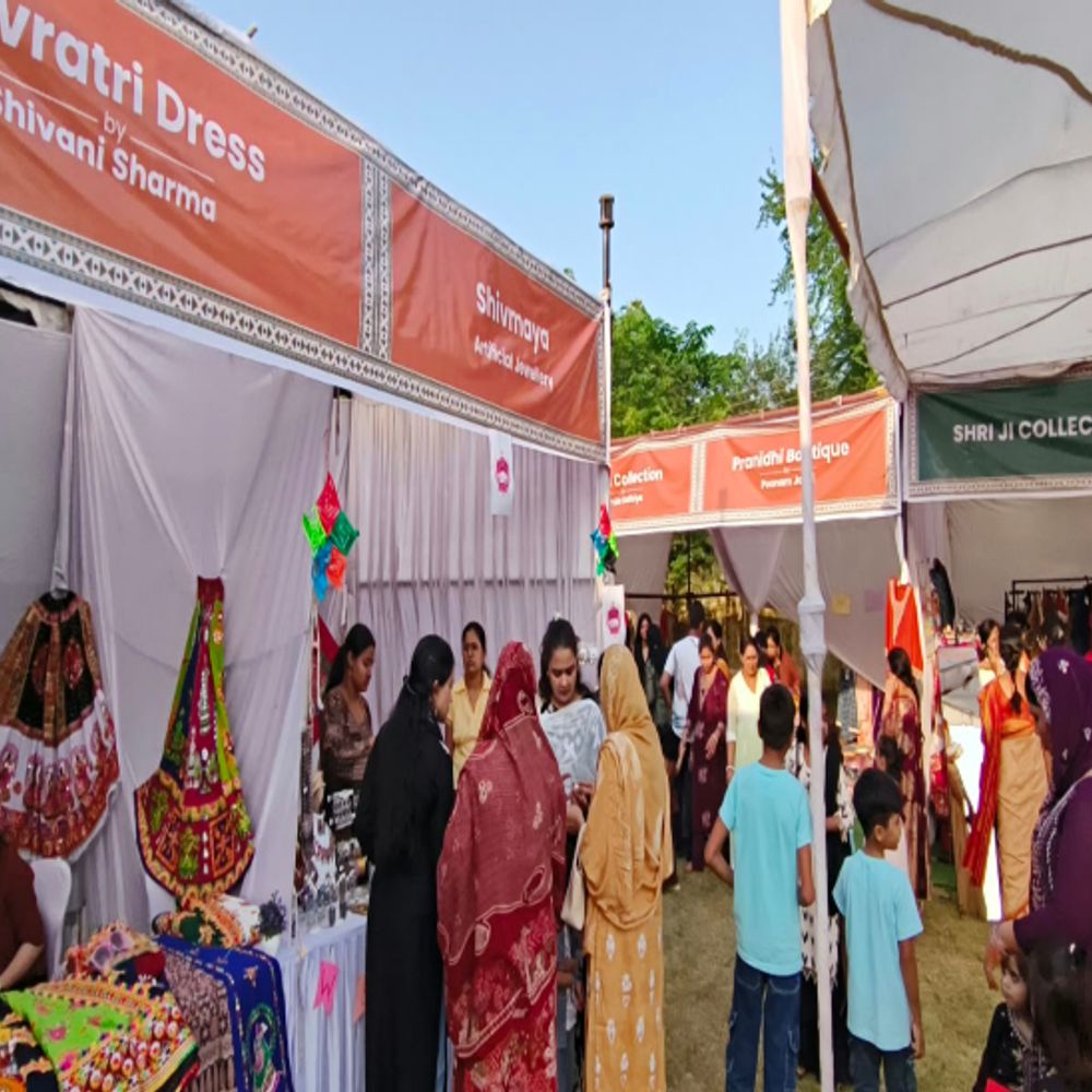 रायपुर में गांधी जयंती पर लगा ‘स्वदेशी हाट’:महिला कारोबारियों और स्व-सहायता समूहों ने लगाए स्टॉल, छत्तीसगढ़ की कला-संस्कृति की दिखी झलक