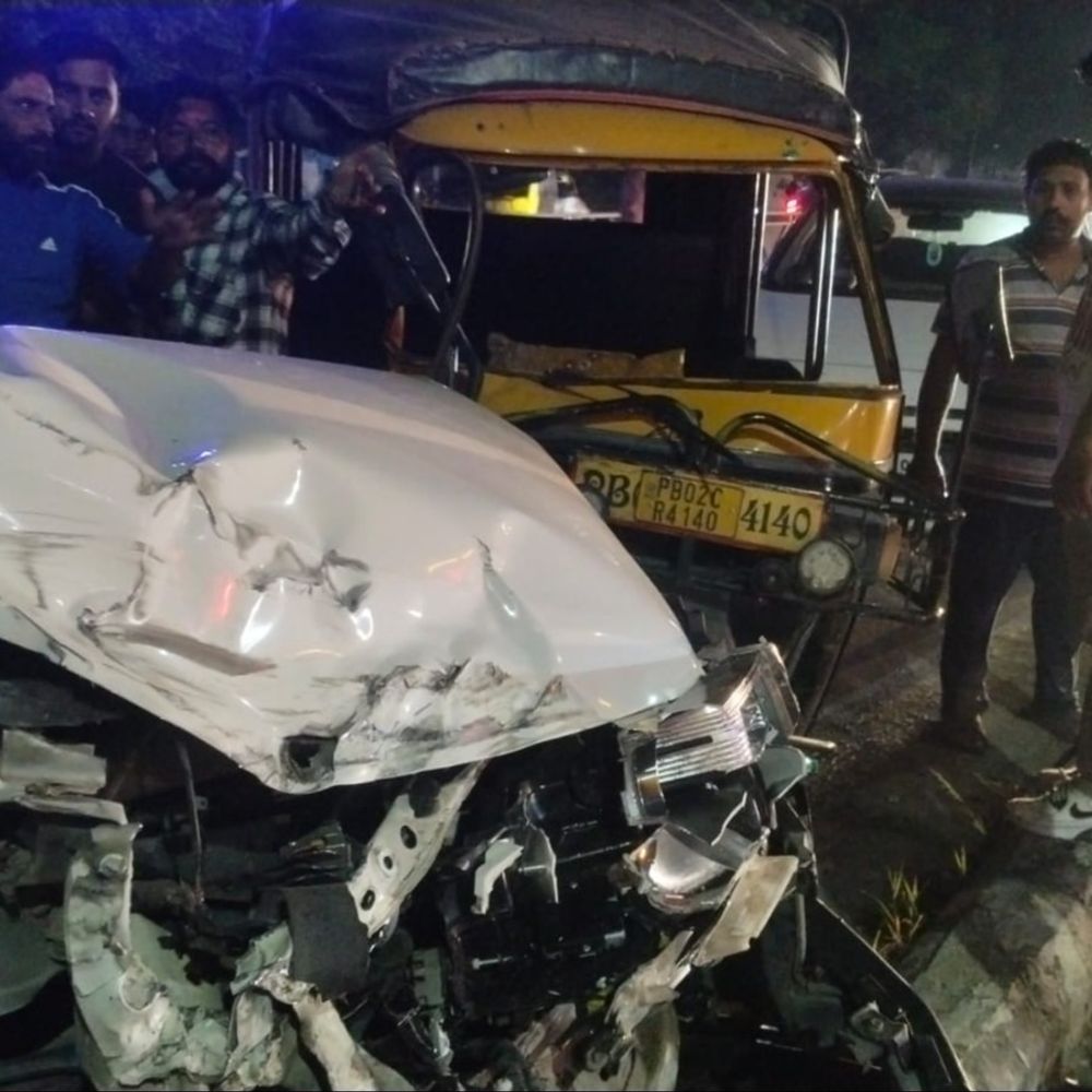 अमृतसर में सड़क हादसा, बच्ची सहित 14 घायल:तेज रफ्तार कार ने 2 ऑटो को मारी टक्कर; चालक पर नशे में होने का आरोप