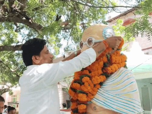 गांधी जयंती पर माल्यार्पण, भजन-रामधुन और बच्चों की प्रस्तुतियां:कलेक्टर डॉ. प्रदीप ने स्टूडेंट्स को गांधी के जीवनी के बारे में बताया